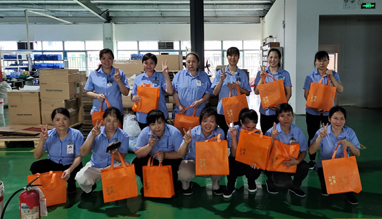 麻豆激情免费电影新能源为一线员工发放中秋福利礼品